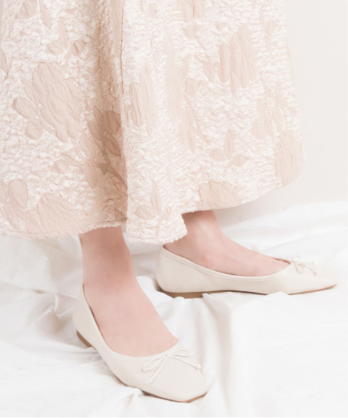 RANDA(ランダ)の「ソフト リボンスクエアトゥフラットパンプス(パンプス・レディース・アイボリー/ゼブラ/グレイッシュベージュ/ブラック/シルバー/イエロー・22.5/24.5/25/25.5/23/23.5/24/22)」の8枚目の写真