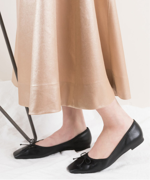 RANDA(ランダ)の「ソフト リボンスクエアトゥフラットパンプス(パンプス・レディース・アイボリー/ゼブラ/グレイッシュベージュ/ブラック/シルバー/イエロー・22.5/24.5/25/25.5/23/23.5/24/22)」の9枚目の写真