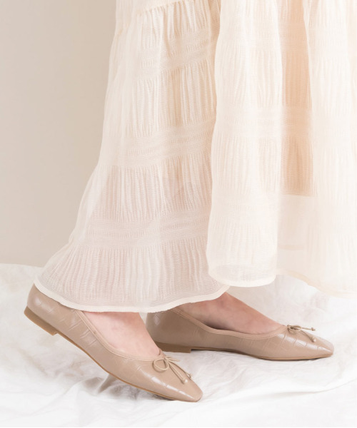 RANDA(ランダ)の「ソフト リボンスクエアトゥフラットパンプス(パンプス・レディース・アイボリー/ゼブラ/グレイッシュベージュ/ブラック/シルバー/イエロー・22.5/24.5/25/25.5/23/23.5/24/22)」の12枚目の写真