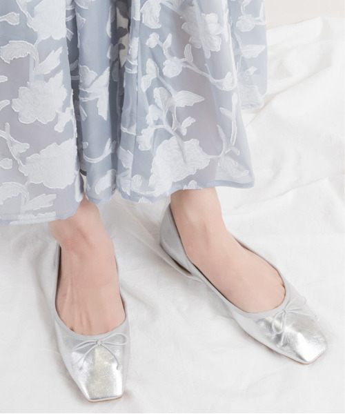 RANDA(ランダ)の「ソフト リボンスクエアトゥフラットパンプス(パンプス・レディース・アイボリー/ゼブラ/グレイッシュベージュ/ブラック/シルバー/イエロー・22.5/24.5/25/25.5/23/23.5/24/22)」の15枚目の写真