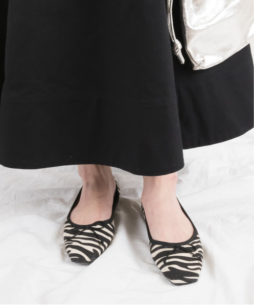 RANDA(ランダ)の「ソフト リボンスクエアトゥフラットパンプス(パンプス・レディース・アイボリー/ゼブラ/グレイッシュベージュ/ブラック/シルバー/イエロー・22.5/24.5/25/25.5/23/23.5/24/22)」の17枚目の写真