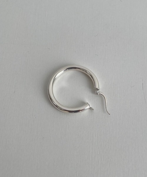 CANAL JEAN（キャナルジーン）の「Pt　ミディアムフープピアス（ピアス（両耳用）・レディース・シルバー/ゴールド・ONE SIZE）」の4枚目の写真