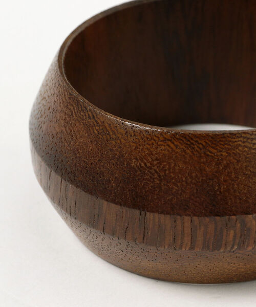 BEAMS LIGHTS（ビームスライツ）の「BEAMS LIGHTS / WOOD ワイド バングル（バングル/リストバンド・レディース・ブラウン・ONE SIZE）」の4枚目の写真