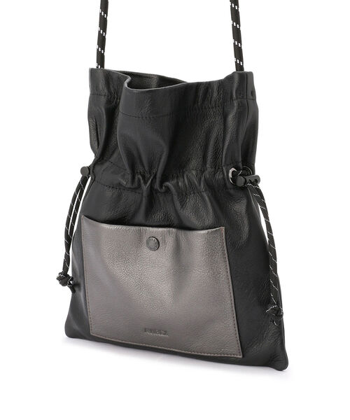 AVIREX（アヴィレックス）の「【直営店限定】カウレザーカラーコンビ巾着バッグ/ COW LEATHER　COLOR COMBI　DRAWSTRING SHOULDER BAG（ショルダーバッグ・レディース・ブラック/シルバー・FREE）」の6枚目の写真