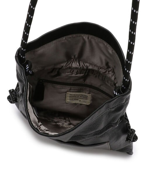 AVIREX（アヴィレックス）の「【直営店限定】カウレザーカラーコンビ巾着バッグ/ COW LEATHER　COLOR COMBI　DRAWSTRING SHOULDER BAG（ショルダーバッグ・レディース・ブラック/シルバー・FREE）」の10枚目の写真