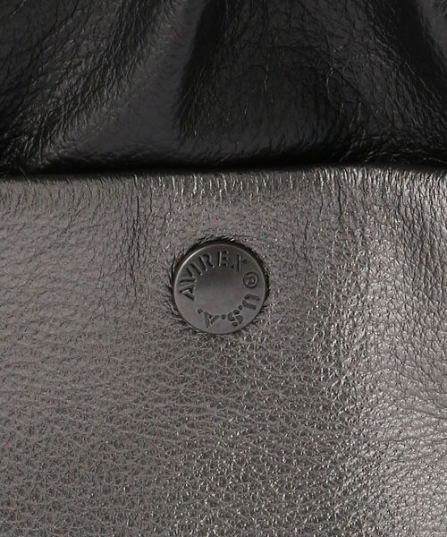 AVIREX（アヴィレックス）の「【直営店限定】カウレザーカラーコンビ巾着バッグ/ COW LEATHER　COLOR COMBI　DRAWSTRING SHOULDER BAG（ショルダーバッグ・レディース・ブラック/シルバー・FREE）」の11枚目の写真
