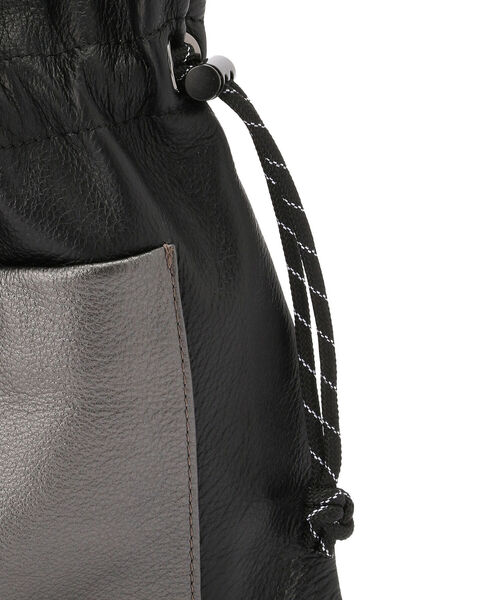 AVIREX（アヴィレックス）の「【直営店限定】カウレザーカラーコンビ巾着バッグ/ COW LEATHER　COLOR COMBI　DRAWSTRING SHOULDER BAG（ショルダーバッグ・レディース・ブラック/シルバー・FREE）」の12枚目の写真