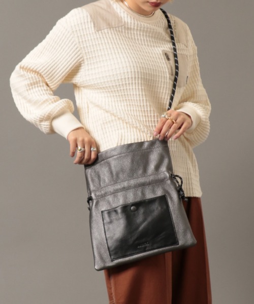 AVIREX（アヴィレックス）の「【直営店限定】カウレザーカラーコンビ巾着バッグ/ COW LEATHER　COLOR COMBI　DRAWSTRING SHOULDER BAG（ショルダーバッグ・レディース・ブラック/シルバー・FREE）」の5枚目の写真