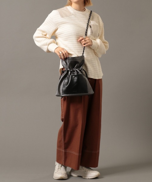 AVIREX（アヴィレックス）の「【直営店限定】カウレザーカラーコンビ巾着バッグ/ COW LEATHER　COLOR COMBI　DRAWSTRING SHOULDER BAG（ショルダーバッグ・レディース・ブラック/シルバー・FREE）」の4枚目の写真