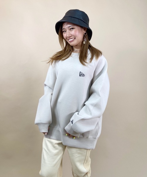 NEW ERA(ニューエラ)の「【ムラサキスポーツ別注】NEW ERA/ニューエラ ビッグシルエット バックプリント撥水トレーナー 12892637(スウェット・レディース・ベージュ・M/L)」の4枚目の写真