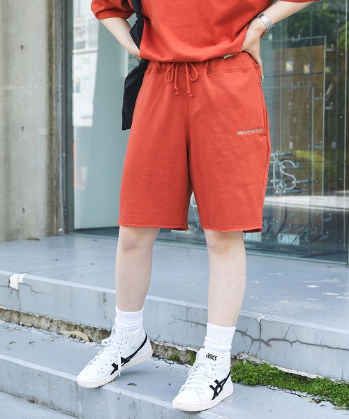 Snap club（スナップクラブ）の「【Snap club】裏毛ワンポイント刺繍ロゴスウェットショーツ（スウェットパンツ・レディース・ブラック/パープル/イエロー/グリーン/ロイヤルブルー/ホワイト系/ライトグレー/ダークオレンジ・FREE）」の2枚目の写真