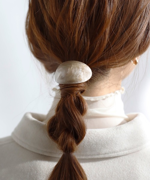 ANEMONE(アネモネ)の「マーブルプレートスワップポニー(ヘアゴム・レディース・ホワイト/ベージュ/グレー・FREE)」の1枚目の写真