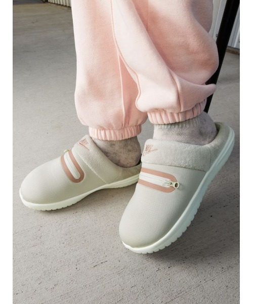 NIKE(ナイキ)の「【NIKE】WMNS NIKE BURROW(スリッポン・レディース・ライトベージュ・23cm/24cm/25cm)」の2枚目の写真