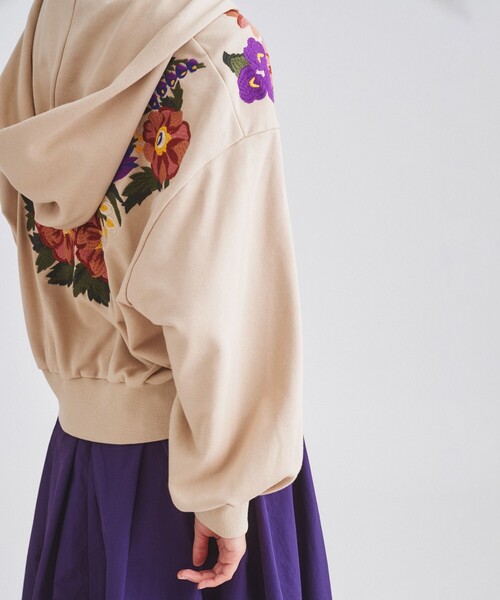 GRACE CONTINENTAL（グレースコンチネンタル）の「刺繍ショートパーカー（パーカー・レディース・ブラック/キナリ/ベージュ・36）」の3枚目の写真