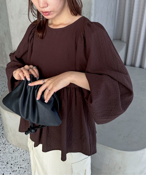 feepur（フェピュール）の「ボリュームスリーブペプラムブラウス（シャツ/ブラウス・レディース・オフホワイト/グリーン/ブラウン/ブラック/ライトグリーン・MEDIUM）」の4枚目の写真