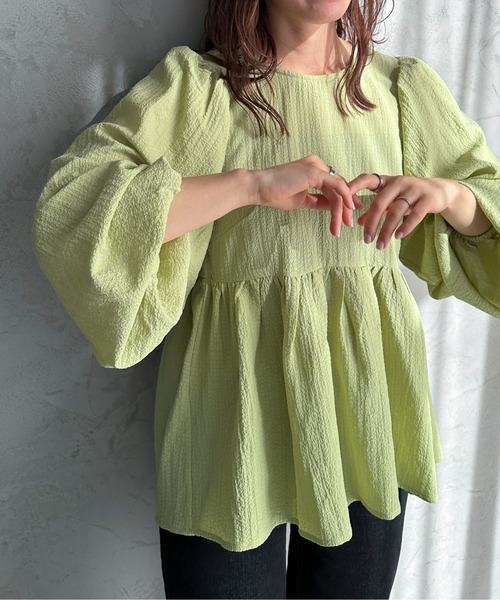 feepur（フェピュール）の「ボリュームスリーブペプラムブラウス（シャツ/ブラウス・レディース・オフホワイト/グリーン/ブラウン/ブラック/ライトグリーン・MEDIUM）」の5枚目の写真