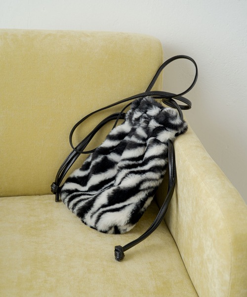 Kastane（カスタネ）の「ファーBAG（ショルダーバッグ・レディース・ブルー/アイボリー/ブラック系その他・FREE）」の6枚目の写真