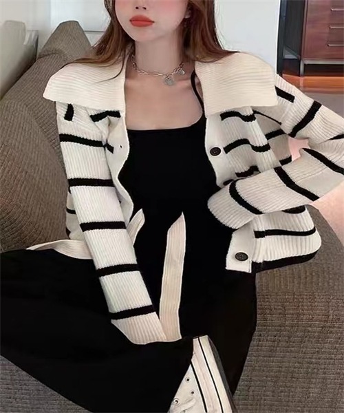 FREE STYLISTS(フリー スタイリスト)の「襟付きボーダー柄ニットカーディガン(カーディガン/ボレロ・レディース・オフホワイト/ブラック・FREE)」の14枚目の写真