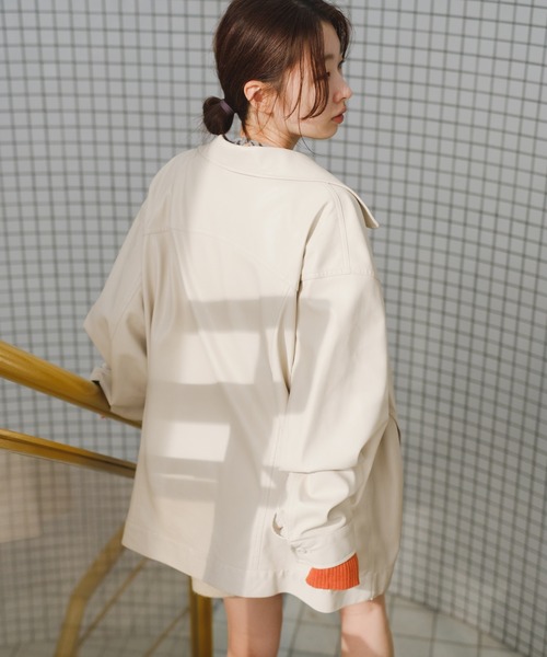 Kastane（カスタネ）の「【2023SSアイテム/WEB限定】フェイクレザーオーバージャケット（ブルゾン・レディース・アイボリー・FREE）」の4枚目の写真