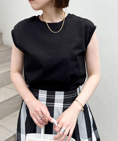 NOLLEY’S（ノーリーズ）の「【WEB限定カラーあり】5C BASIC ノースリーブTシャツ（Tシャツ/カットソー・レディース・ロイヤルブルー/ホワイト/ホワイト系その他5/チャコールグレー/キャメル/ピンク/ブラック・36/38）」の4枚目の写真