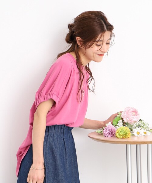 DRESKIP(ドレスキップ)の「◆【接触冷感】ヒップも二の腕もカバー 袖口ギャザードルマンTシャツ(Tシャツ/カットソー・レディース・ピンク系/オリーブ/ブラック系2/オフホワイト/ブラック/ブルー系7・00)」の6枚目の写真