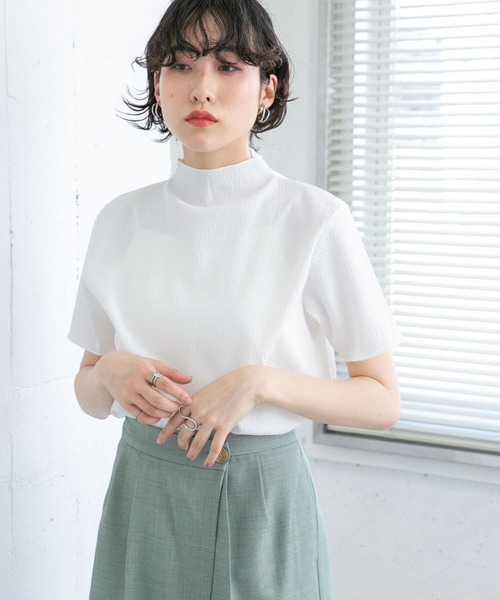 KBF(ケイビーエフ)の「プリーツハイネックトップス(Tシャツ/カットソー・レディース・ホワイト/ブラック/オフホワイト・ONE)」の2枚目の写真