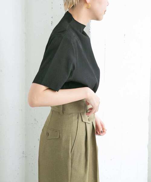 KBF(ケイビーエフ)の「プリーツハイネックトップス(Tシャツ/カットソー・レディース・ホワイト/ブラック/オフホワイト・ONE)」の5枚目の写真