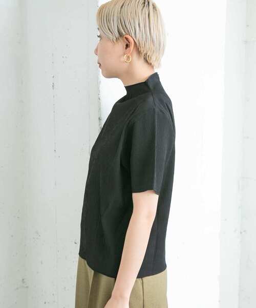 KBF（ケイビーエフ）の「プリーツハイネックトップス（Tシャツ