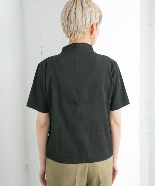 KBF(ケイビーエフ)の「プリーツハイネックトップス(Tシャツ/カットソー・レディース・ホワイト/ブラック/オフホワイト・ONE)」の7枚目の写真