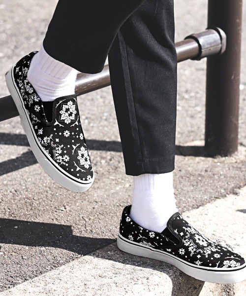 LUXSTYLE(ラグスタイル)の「Bracciano(ブラッチャーノ)総柄スリッポンシューズ(スリッポン・メンズ・ブルー系その他2/レオパード/ブラック系その他/ブルー系その他・25.5/26/27/26.5)」の5枚目の写真