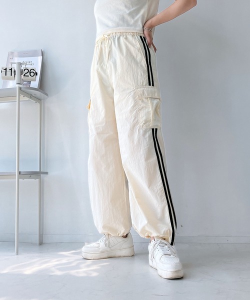 AS KNOW AS plus(アズノゥアズプラス)の「☆タック ミリタリーカーゴパンツ(カーゴパンツ・レディース・ブラック/カーキ/グレー/ピンク/ピンク系/オフホワイト/ブラック系その他/シルバー/ブラック系/カーキ系/グレー系/ホワイト系その他/グレー系1/ブラック系その他2/ホワイト系/グレー系その他3/ホワイト系その他3/ブラック系その他3/ホワイト系その他2/グレー系その他2/グレー系その他/グレー系2/グリーン系その他/ブラック系その他4・FREE)」の4枚目の写真