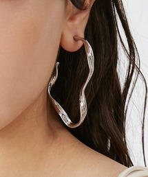 アンジュレーションフープピアス