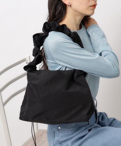 OPAQUE.CLIP（オペークドットクリップ）の「◆【軽量/長さ調整可能2WAY】フリルワンハンドルショルダーバッグ（ショルダーバッグ・レディース・ライトグレー/グリーン系その他5/パープル/ブラック・00）」の5枚目の写真