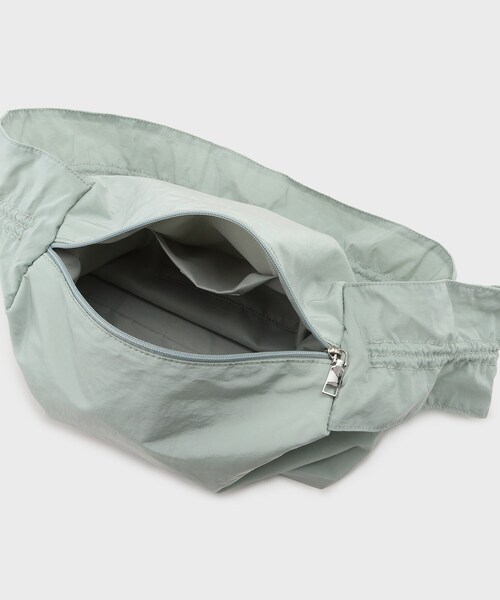 OPAQUE.CLIP（オペークドットクリップ）の「◆【軽量/長さ調整可能2WAY】フリルワンハンドルショルダーバッグ（ショルダーバッグ・レディース・ライトグレー/グリーン系その他5/パープル/ブラック・00）」の11枚目の写真