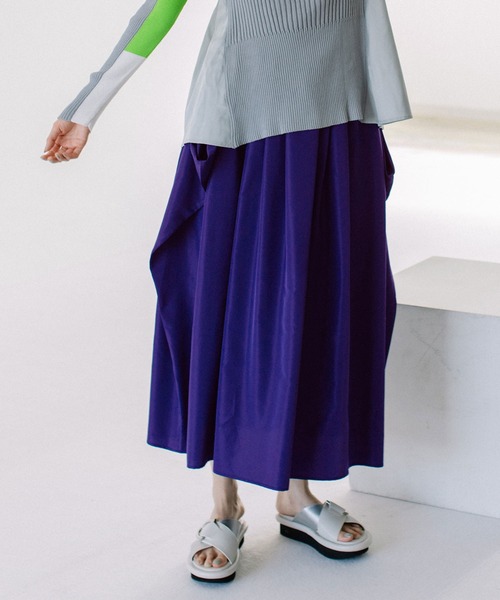 MARECHAL TERRE（マルシャルテル）の「タックデザインスカート（スカート・レディース・ベージュ/ブラック/グリーン系その他/ブルー/レッド・MEDIUM）」の4枚目の写真