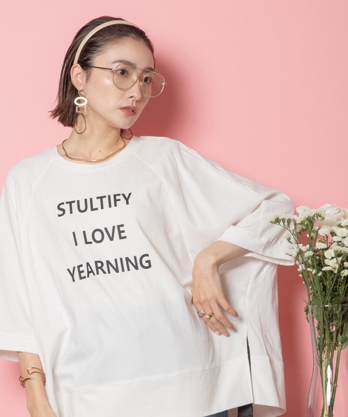 MHBG TOKYO（エムエイチビージートーキョー）の「STULTIFY ロゴTEE（Tシャツ/カットソー・レディース・ブラック/チャコールグレー/オフホワイト・FREE）」の2枚目の写真
