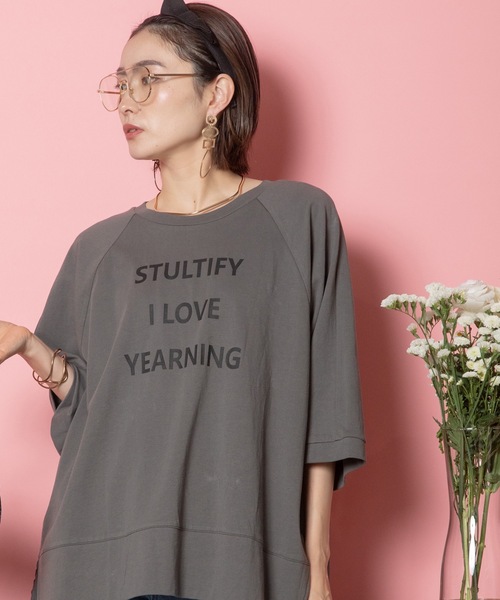 MHBG TOKYO（エムエイチビージートーキョー）の「STULTIFY ロゴTEE（Tシャツ/カットソー・レディース・ブラック/チャコールグレー/オフホワイト・FREE）」の3枚目の写真