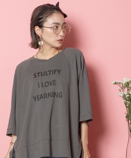 MHBG TOKYO（エムエイチビージートーキョー）の「STULTIFY ロゴTEE（Tシャツ/カットソー・レディース・ブラック/チャコールグレー/オフホワイト・FREE）」の8枚目の写真
