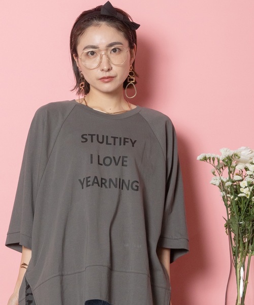 MHBG TOKYO（エムエイチビージートーキョー）の「STULTIFY ロゴTEE（Tシャツ/カットソー・レディース・ブラック/チャコールグレー/オフホワイト・FREE）」の9枚目の写真