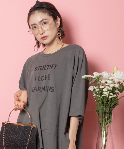 MHBG TOKYO（エムエイチビージートーキョー）の「STULTIFY ロゴTEE（Tシャツ/カットソー・レディース・ブラック/チャコールグレー/オフホワイト・FREE）」の10枚目の写真