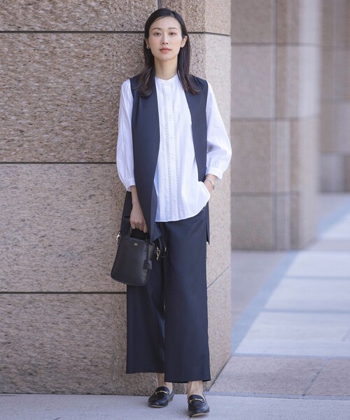 J.PRESS(ジェイプレス)の「【洗える】シャンブレー バンドカラー ピンタック ブラウス(シャツ/ブラウス・レディース・ホワイト系/ライトグレー系/ふじ色系・9/11)」の4枚目の写真