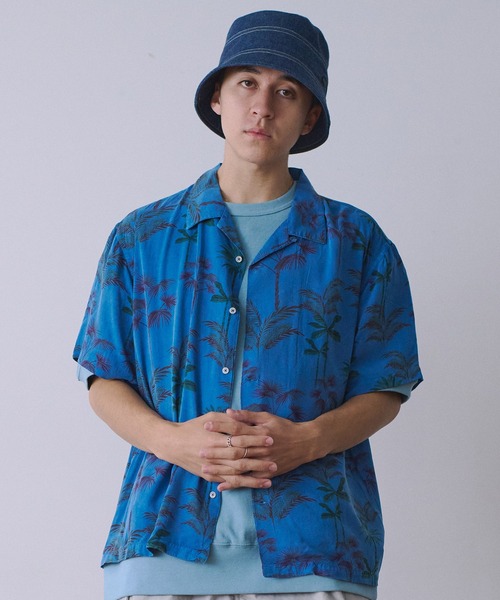Universal Style Wear(ユニバーサルスタイルウェア)の「Universal Style Wear オーバーダイ リーフ シャツ(シャツ/ブラウス・メンズ・カーキ/スミクロ/ブルー/ブラウン・X-LARGE/LARGE/MEDIUM)」の1枚目の写真