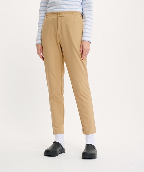 AIGLE(エーグル)の「撥水 ウエストゴム センタープレス スリムスキニーパンツ RP(チノパンツ・レディース・ブラック/ベージュ/ブラウン・36/38/40/34)」の1枚目の写真