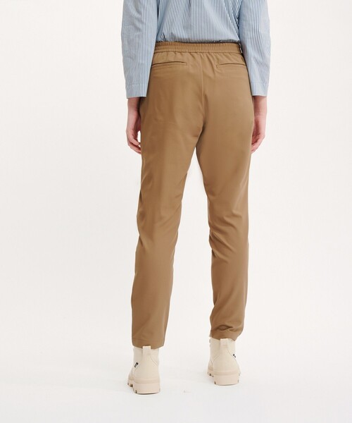 AIGLE(エーグル)の「撥水 ウエストゴム センタープレス スリムスキニーパンツ RP(チノパンツ・レディース・ブラック/ベージュ/ブラウン・36/38/40/34)」の5枚目の写真
