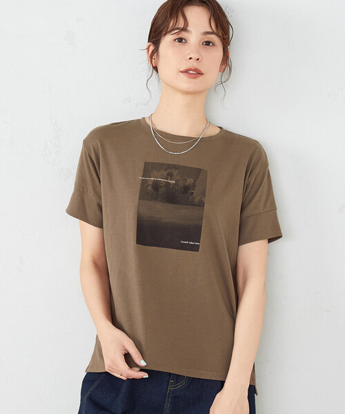 COMME CA ISM(コムサイズム)の「速乾 フォトプリントTシャツ(Tシャツ/カットソー・レディース・グレイッシュベージュ/オレンジ/ホワイト/ダークブラウン・SMALL/MEDIUM/LARGE)」の14枚目の写真