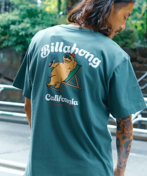 BILLABONG（ビラボン）の「BILLABONG メンズ CALI BEAR Ｔシャツ 【2024年春夏モデル】/ビラボンカリフォルニアベアバックプリント半袖ワンポイントTシャツ（Tシャツ/カットソー・メンズ・モスグリーン/ホワイト/サンドベージュ/ブラック・SMALL/MEDIUM/LARGE/X-LARGE）」の2枚目の写真