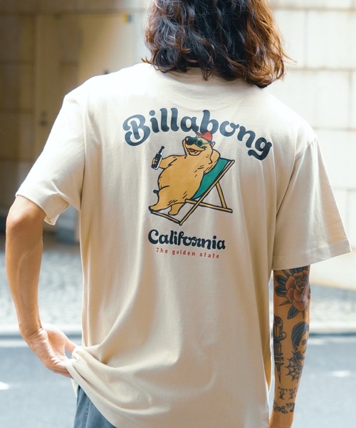 BILLABONG（ビラボン）の「BILLABONG メンズ CALI BEAR Ｔシャツ 【2024年春夏モデル】/ビラボンカリフォルニアベアバックプリント半袖ワンポイントTシャツ（Tシャツ/カットソー・メンズ・モスグリーン/ホワイト/サンドベージュ/ブラック・SMALL/MEDIUM/LARGE/X-LARGE）」の4枚目の写真