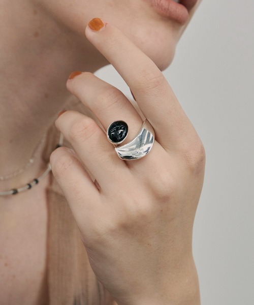 loni（ロニ）の「【金属アレルギー対応】Epiphyllum Color Ring/ストーンモチーフ付きボリュームリング（リング・レディース・ホワイト/グレー/ブラック・#11/#13）」の2枚目の写真