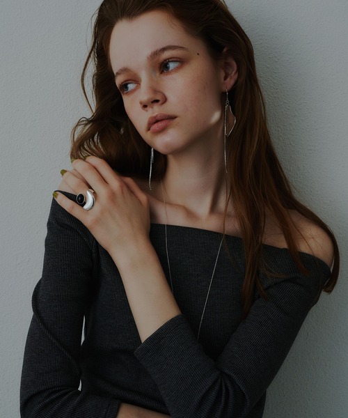 loni（ロニ）の「【金属アレルギー対応】Epiphyllum Color Ring/ストーンモチーフ付きボリュームリング（リング・レディース・ホワイト/グレー/ブラック・#11/#13）」の9枚目の写真