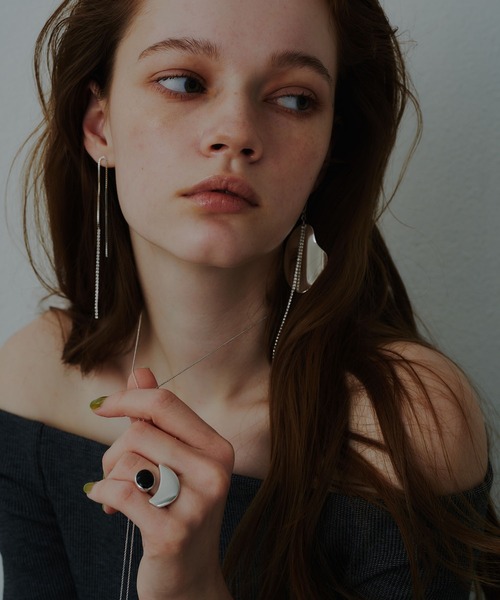 loni（ロニ）の「【金属アレルギー対応】Epiphyllum Color Ring/ストーンモチーフ付きボリュームリング（リング・レディース・ホワイト/グレー/ブラック・#11/#13）」の4枚目の写真